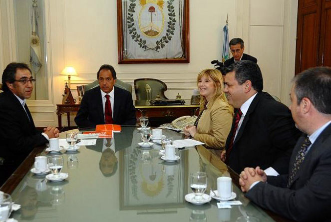 El gobernador Scioli, acompañado por la ministra Alvarez Rodríguez y el titular del Instituto de la Vivienda, Gustavo Aguilera, entregó al intendente Guzmán el anticipo financiero para las viviendas de Savio.