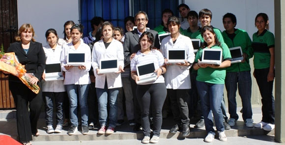 Al término del acto, algunos alumnos no dejaron pasar la oportunidad de fotografiarse con el Intendente.