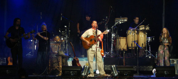 Trece músicos, entre ellos varios invitados, acompañaron al "Cufa" en la presentación de su disco.