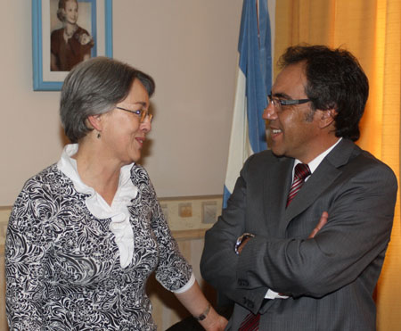 La embajadora de Bolivia se reunió con el intendente Guzmán. 