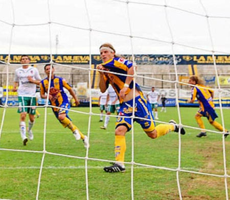 Andrés Soriano ya canjeó penal por gol y festeja la apertura del marcador.