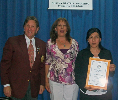 El gobernador de distrito y la presidenta de Rotary Escobar, junto a la trabajadora barrial Albina Flores.