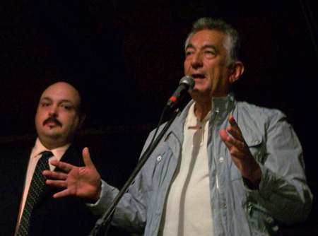 Alberto Rodríguez Saa, en pleno discurso, escoltado por Luis Perrona.