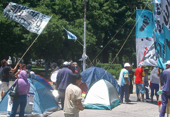 Los manifestantes permanecieron varias horas con sus carpas frente al Municipio.