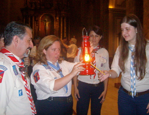 El Grupo Scout Sagrada Familia trajo a Escobar la "Luz de la Paz".