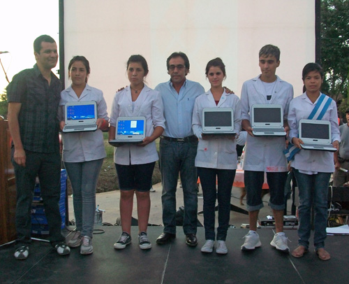 Diez alumnos de la ESB Nº 9 recibieron las computadoras simbólicamente.