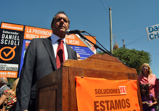 "Queremos que en cada barrio se sienta el cambio", afirmó el gobernador en Lambertuchi. "Queremos que en cada barrio se sienta el cambio", afirmó el gobernador en el acto en Lambertuchi.