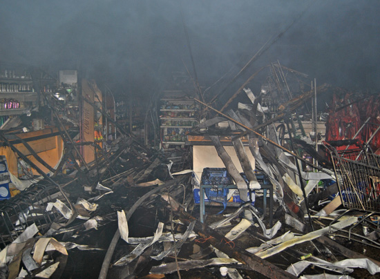 El fuego consumió mercaderías, estanterías y todo lo que había en el local. El fuego consumió mercaderías, estanterías y todo lo que había en el local.