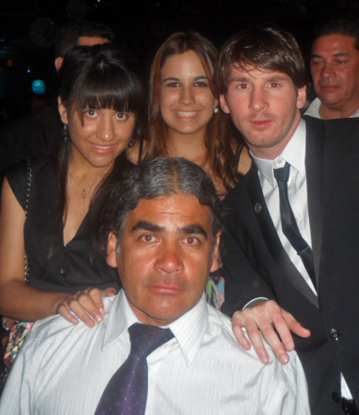 Messi y Rodríguez, junto a sus hijas María Laura y Alfonsina, tras la gala. 