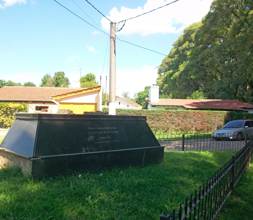 Sobre el basamento de m&aacute;rmol se ergu&iacute;a el monumento a San Mart&iacute;n.
