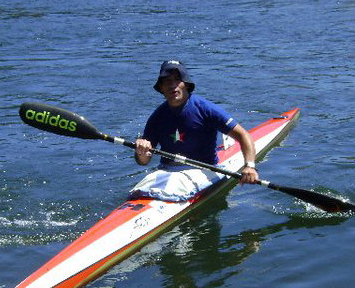 Diego Pereyra y su kayak, en aguas chilenas.