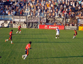 Sin varios titulares y de visitante ante un duro rival, Armenio estuvo a 17 minutos del batacazo en Caseros,
