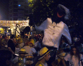 La murga "Los Gigantes", de Garín, cerró el festejo sobre la calle Yrigoyen.