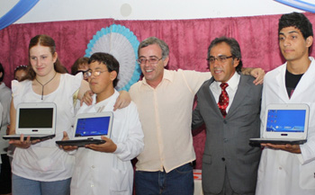 El director Hernán Antonini y el intendente Sandro Guzmán, en la entrega de netbooks.