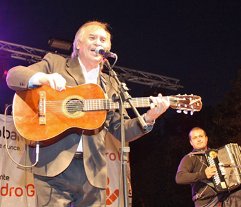 Ya de noche, "Coco" Díaz subió al escenario para cerrar el festival en Matheu.
