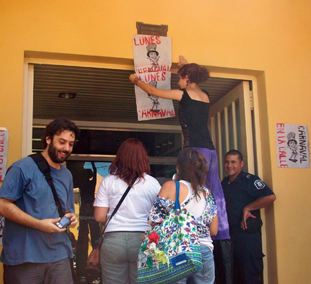 Los manifestantes empapelaron la fachada del Palacio Municipal con carteles invitando al corso.