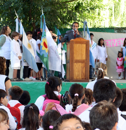 Guzmán habló ante alumnos y docentes en la escuela 17.