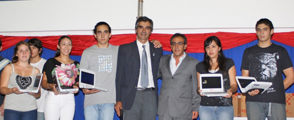 El intendente Sandro Guzmán, junto al director y alumnos de la Escuela Técnica de Garín.