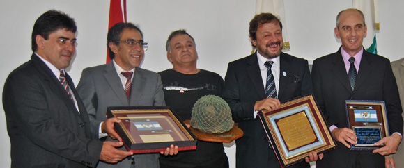Florentín, Guzmán, Monti, Costa y Miranda, sonríen al término del acto que se realizó en el segundo piso del Centro.