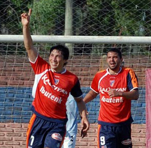 Víctor Gómez hizo doblete y ya suma ocho goles en el torneo.