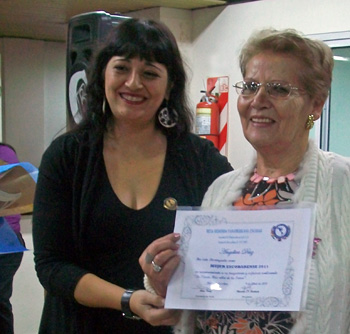 Angélica Díaz muestra su distinción de "Mujer del Año".