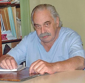 López, en su consultorio, donde atendió durante 37 años.