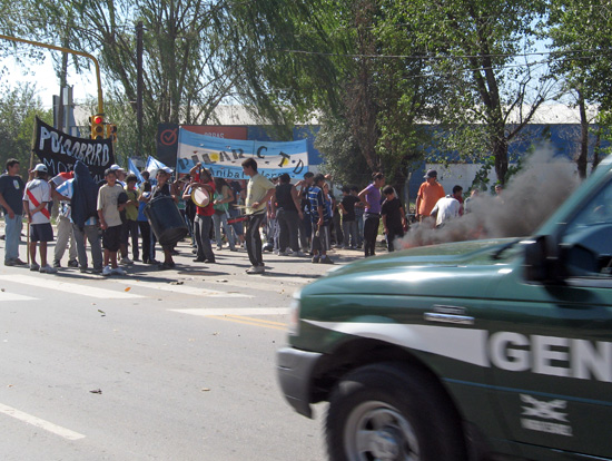 Tras el violento desalojo, los ocupantes protestaron cortando la ruta provincial 26.