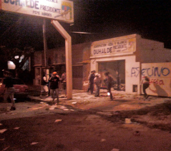 Un grupo de personas arremete contra el local. Otros lanzaban piedras desde enfrente. Un grupo de personas arremete contra el local. Otros lanzaron piedras desde la vereda de enfrente.