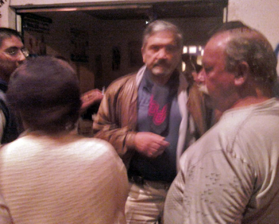 Ricardo Santo sale de su local luego de que se retiraran los desconocidos manifestantes.