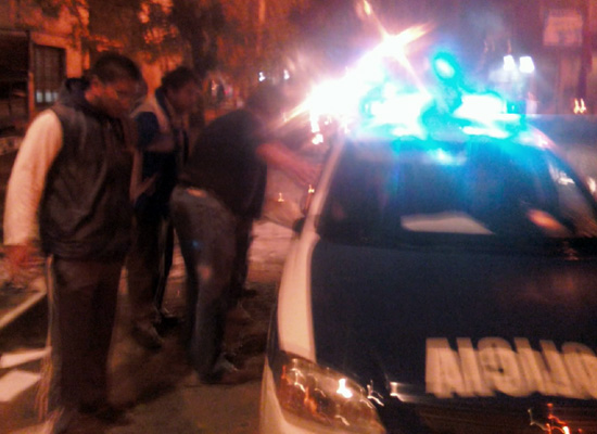 Un patrullero llegó al lugar minutos después de los graves disturbios.