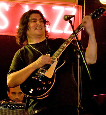 "Sin Tiempo" es el 14º disco editado por Salinas.