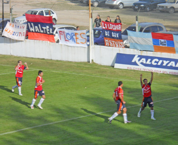 Quiñones festeja su gol y el de la victoria tricolor.