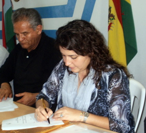 Rocío Fernández estampa su firma en el convenio.