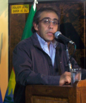 Guzmán repudió el ataque al local duhaldista, pero arremetió contra Santo.