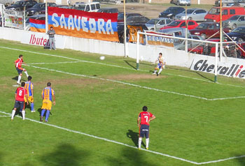 Ruiz tuvo el triunfo en sus pies, pero malogró un penal a 15' del final.