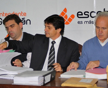 Cabrera y otros funcionarios realizaron la apertura de sobres en la Casa de la Cultura.