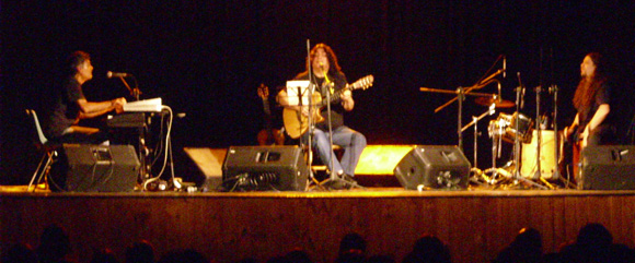 Luis Salinas sobre las tablas del Seminari, junto a sus músicos, en un recital impecable.