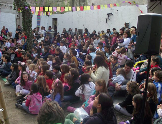 El salón principal del antiguo cine se colmó de chicos, que disfrutaron y rieron con los títeres.