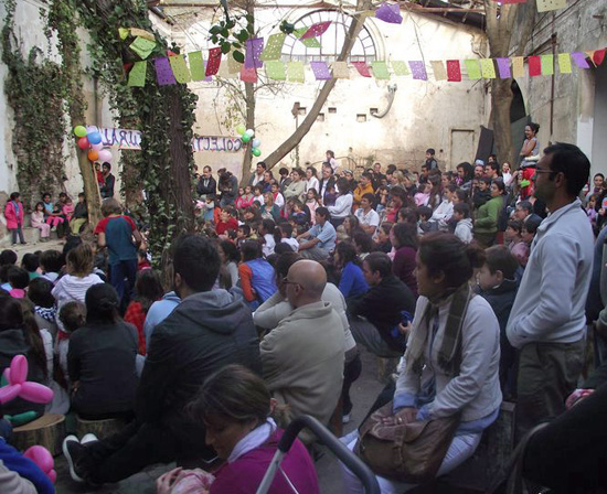 El salón principal del antiguo cine se colmó de chicos, que disfrutaron y rieron con los títeres.