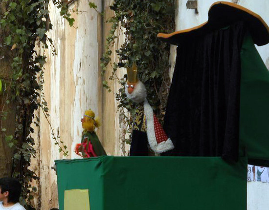 El salón principal del antiguo cine se colmó de chicos, que disfrutaron y rieron con los títeres.