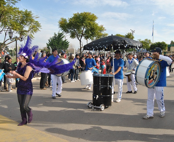 Los centros de murga le pusieron algo de color y ritmo al desfile por el aniversario de Garín.