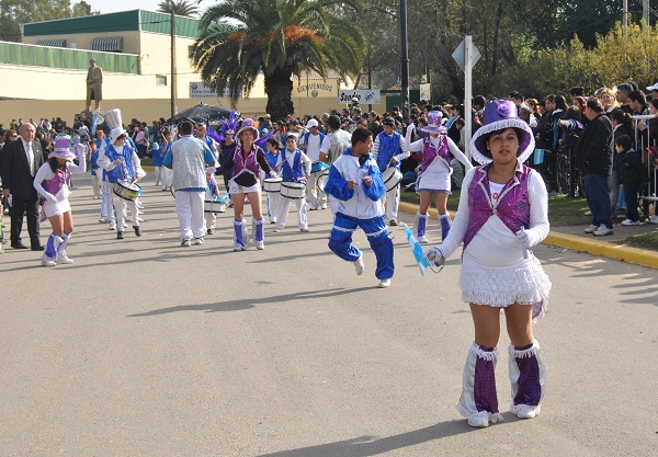 Los centros de murga le pusieron algo de color y ritmo al desfile por el aniversario de Garín.