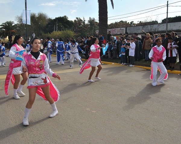 Los centros de murga le pusieron algo de color y ritmo al desfile por el aniversario de Garín.