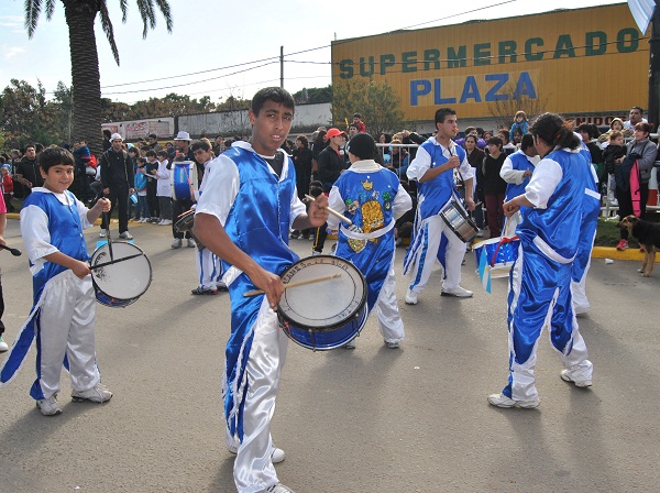 Los centros de murga le pusieron algo de color y ritmo al desfile por el aniversario de Garín.