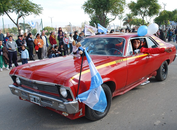 Las agrupaciones de autos de diversas marcas dijeron presente con coches envueltos en celeste y blanco.