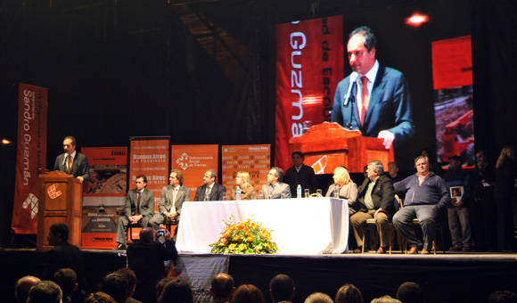 Scioli da su discurso. En el escenario, Guzmán, Alvarez Rodríguez, funcionarios provinciales y los intendentes de Campana, San Miguel y Mercedes.