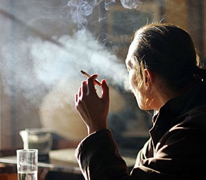 Los fumadores, cada vez con menos posibilidades de fumar en espacios públicos cerrados.