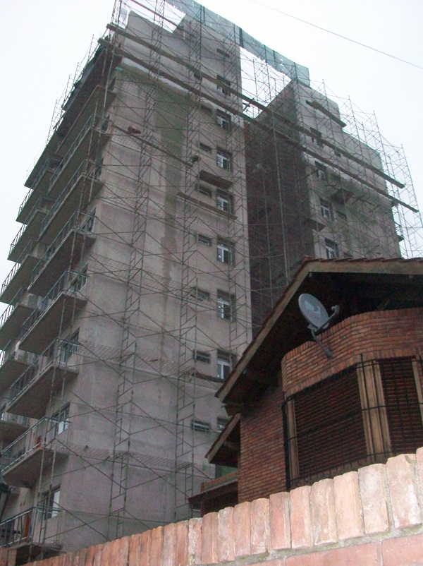 Una torre en construcción, sobre la calle Asborno, asfixiará a la casa lindera.
