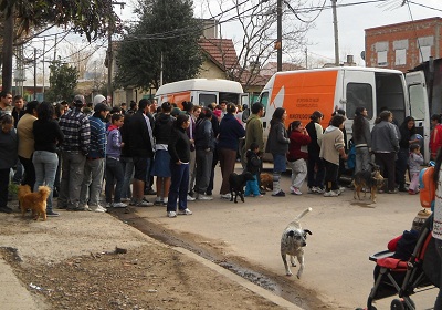 El Municipio repartió agua potable en los barrios.