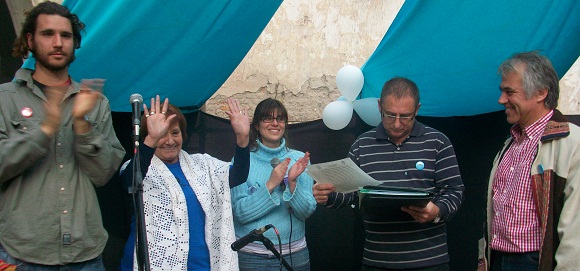 Miembros del Colectivo Cultural, vecinos de Maschwitz y el escribano que dio fe de la toma de posesión.